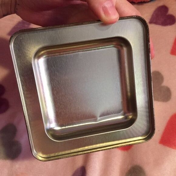 Benefit Cosmetics Collector Tin - Picture 6 of 8